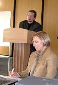 2005 m. sausio 18 d. įvykusiame LMA Vadybos sekcijos seminare-susirinkime kalba V. Bučys. Sėdi – Vadybos sekcijos vadovė O. Žalienė. D. Mukienės nuotrauka