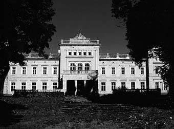 Plungės kunigaikščių Oginskių rūmai. Danutės Mukienės nuotr. 2003 m.