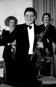 Šiaulių kamerinio orkestro meno vadovas Borisas Traubas koncerto Ch. Frenkėlio rūmuose metu. Nuotrauka iš „Aušros“ muziejaus archyvo