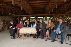 2006 m. birželio 9 d. Klaipėdoje įvykusios spaudos konferencijos, kuriame visuomenei buvo  pristatytas projektas, dalyviai. Nuotrauka iš LMA archyvo